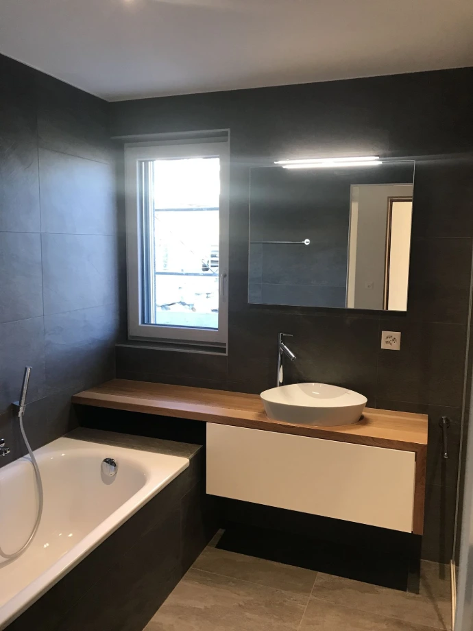 Salle de bain artisanale réalisée avec des matériaux de qualité