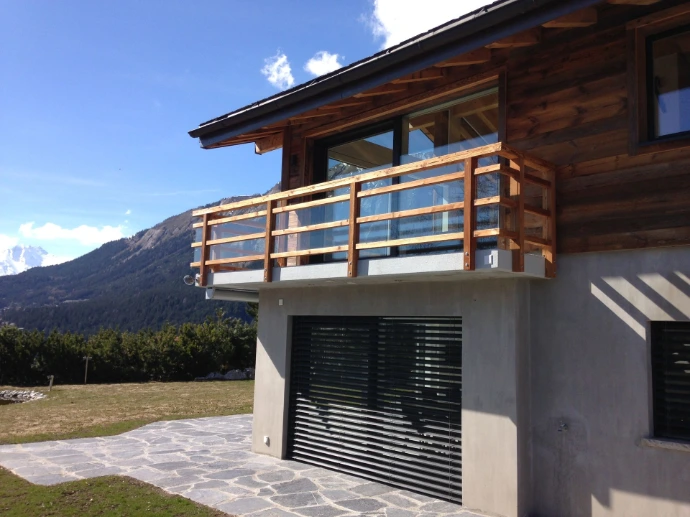 Maison en bois avec barrière en bois sur mesure