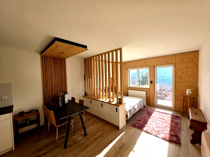 Séparation des espaces grace à des meubles en bois sur mesure